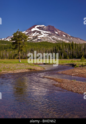 Des étincelles LAKE, Oregon, USA - Soda Creek et du Sud soeur volcan, Cascades, montagnes dans le centre de l'Oregon. Banque D'Images