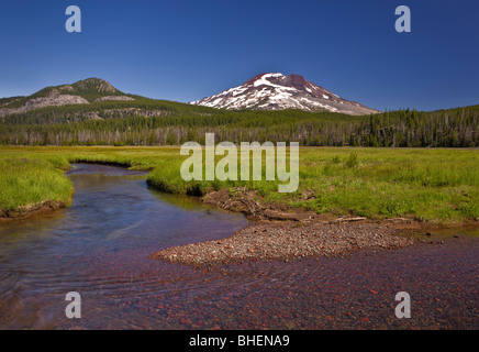 Des étincelles LAKE, Oregon, USA - Soda Creek et du Sud soeur volcan, Cascades, montagnes dans le centre de l'Oregon. Banque D'Images