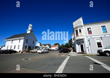 Vue grand angle à la nord en haut Lansing Street à l'intersection de la rue d'Ukiah. Mendocino, Californie, USA Banque D'Images