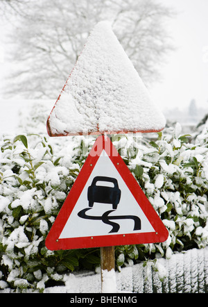 Danger, signe route glissante en hiver. Banque D'Images