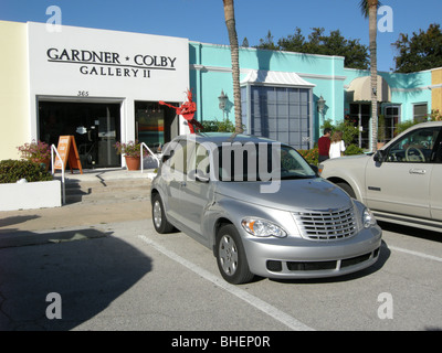 2009 Chrysler Cruiser en face de la Gardner Colby Gallery dans le quartier historique de Naples Florida USA Banque D'Images