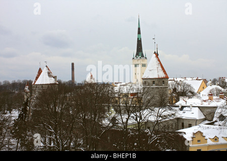 Couvert de neige des toits de la vieille ville, Tallinn, Estonie. Banque D'Images