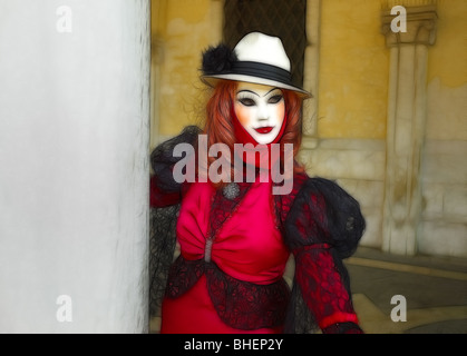 Dessiner au crayon masque de Venise dans un beau costume créatif au carnaval de Venise, Italie. Banque D'Images