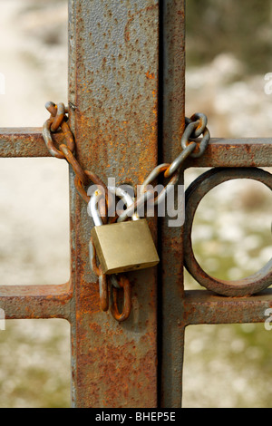 Lock et de la chaîne sur une grille rouillée Banque D'Images