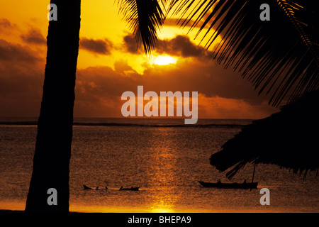 Bateau de pêche au lever du soleil - Diani Beach près de Mombasa / Kenya Banque D'Images