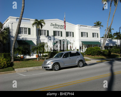 2009 Chrysler Cruiser en face de De Bruyne Fine Art Gallery dans le quartier historique de Naples Florida USA Banque D'Images