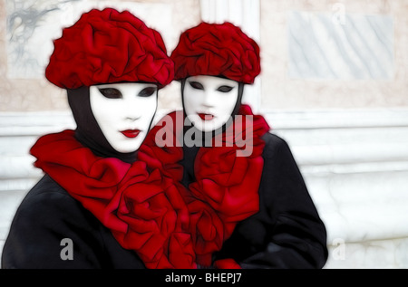 Dessiner au crayon masque de Venise dans un beau costume créatif au carnaval de Venise, Italie. Banque D'Images