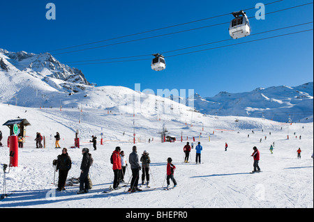 Les Skieurs sur les pistes, dans le centre de la station de Val Thorens, Méribel, Trois Vallées, Savoie, France Banque D'Images