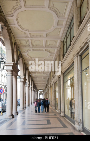 Boutiques dans un portique le long de la Via Roma dans le centre historique, Turin, Piémont, Italie Banque D'Images