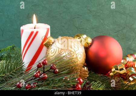 Rayé rouge et blanc bougie de Noël avec décoration rouge et or Banque D'Images