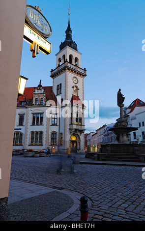 Borwinbrunnen fontaine en face du bureau de poste historique Postamt Das Stadtidyll à square, Güstrow, Mecklembourg-Poméranie-Occidentale Banque D'Images