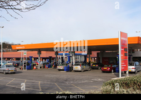 Une essence Sainsbury's parvis de la gare dans une ville du Royaume-Uni. Banque D'Images