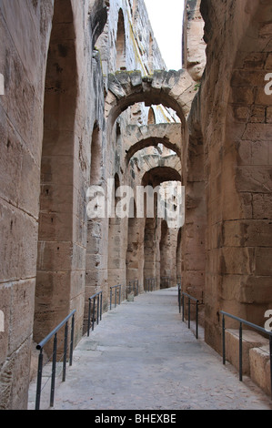 Vue de l'intérieur, l'amphithéâtre romain, El Djem, le Gouvernorat de Mahdia, Tunisie Banque D'Images