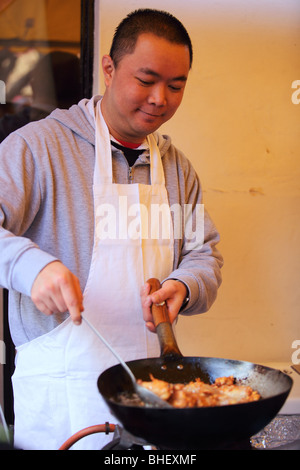 Cuisine de rue célébration Asie Chine fête Le Nouvel An chinois danse Danse danseurs visage animation dragon festiv Banque D'Images