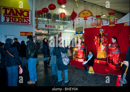 Paris, France, grande foule de gens, en dehors du magasin d'alimentation chinois, Shopping femmes, supermarché à Chinatown, 'Tang Freres' avec décoration pour 'nouvel an chinois' Banque D'Images