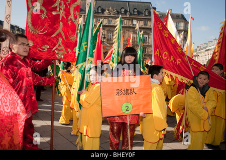 Paris, France, Asiatiques célébrant la parade annuelle du carnaval de rue « nouvel an chinois », adolescents chinois, Portrait Girl Holding Sign, costumes d'enfants de carnaval Banque D'Images