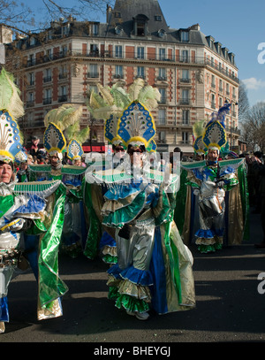 Paris, France, les femmes en costumes Dancing dans 'Carnaval de Paris' Paris Carnaval, Douanes et traditions France Banque D'Images