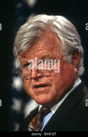 Le sénateur Ted Kennedy lors d'une conférence de presse du Sénat sur le capitole le 15 juillet 1998 à Washington, DC. Banque D'Images
