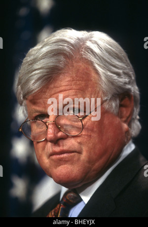 Le sénateur Ted Kennedy lors d'une conférence de presse du Sénat sur le capitole le 15 juillet 1998 à Washington, DC. (Photo de Richard Ellis) Banque D'Images