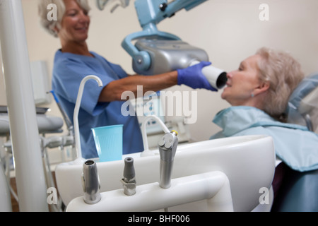 Femme dentiste prendre X-Ray de son patient Banque D'Images