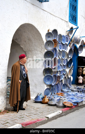 Vieil homme en costume traditionnel, Sidi Bou Said, Tunis, Tunisie Gouvernorat Banque D'Images