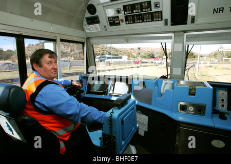 Conducteur de train sur le Ghan train de Darwin à Alice Springs. Banque D'Images