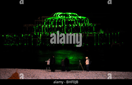 Le West Pier de Brighton illuminée par un laser show UK publicité Tiger Beer Banque D'Images