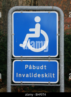 Panneau dans un parc automobile danois montrant un logement destiné à une personne handicapée de la voiture, la voiture doit afficher un signe officiel "désactivé" Banque D'Images