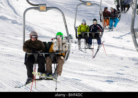 Les jeunes, amateurs de ski sur le télésiège, kitzbuhel, Autriche Banque D'Images