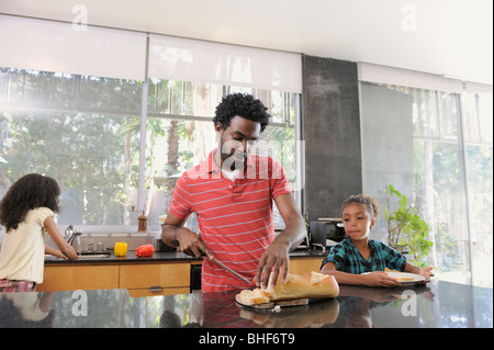 Père et filles de préparer des aliments dans la cuisine Banque D'Images