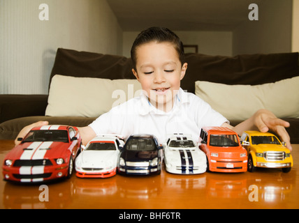 Boy alignant toy cars Banque D'Images