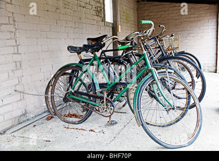 Vieux vélos et les raccords dans le garage à vélos Banque D'Images