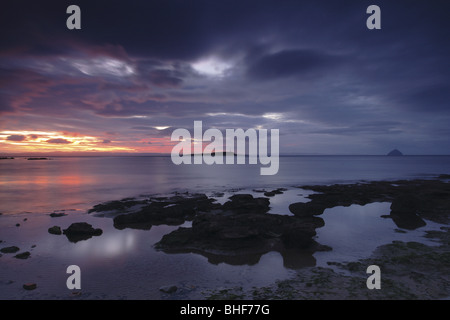 Pladda Ailsa Craig et phare de Kildonan au lever du soleil sur l'île d'Arran Ayrshire en Écosse Banque D'Images