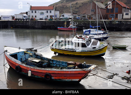 Petits bateaux de pêche amarrés dans le port de Gourdon, Gourdon, Aberdeenshire, Scotland, UK. Banque D'Images