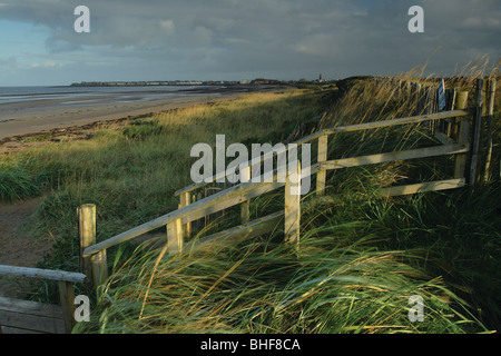 Escalier donnant sur plage avec Troon Troon dans la distance sur le sentier du littoral de l'Ayrshire Ayrshire en Écosse Banque D'Images