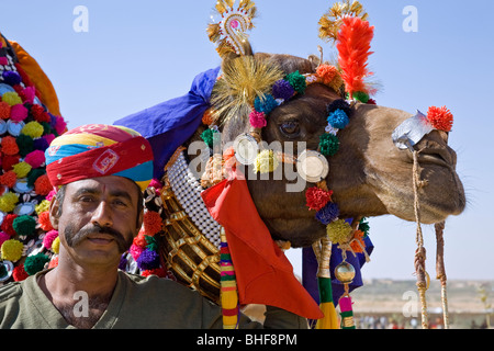 L'homme et son chameau décorées. Jaisalmer Desert festival. Le Rajasthan. L'Inde Banque D'Images