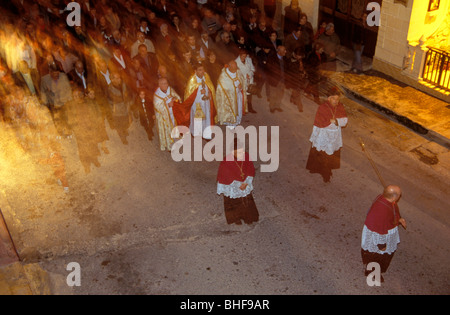 Une procession catholique street de la statue de Notre Dame des Douleurs dans la région de Gozo à Malte. Banque D'Images