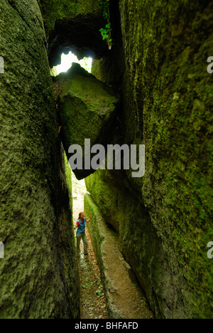 Femme debout dans une fente, Château Falkenstein, forêt de Bavière, Allemagne Banque D'Images