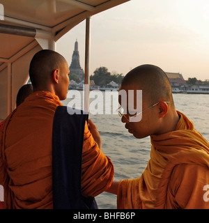 Monks on ferry en face de Wat Arun, Bangkok, Thailande, Asie Banque D'Images