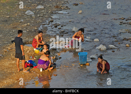 Karen réfugiés du Myanmar lave-linge dans la rivière, Camp de réfugiés près de Mae Sot, Tak, Thailande, Asie Banque D'Images