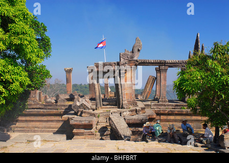 Ruines du temple sur partie cambodgienne avec drapeau Cambodgien, site historique d'un litige entre la Thaïlande et le Cambodge Prasat Khao Phra Wiha Banque D'Images