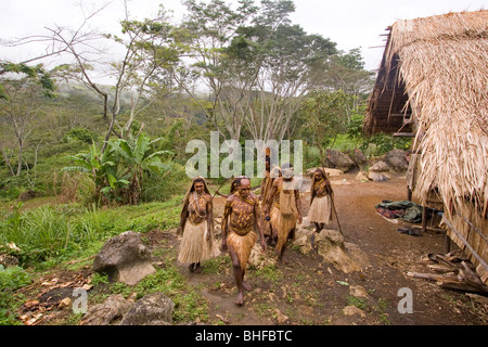 Les gens au village à la plantation de café, Langila, Highlands, Papouasie-Nouvelle-Guinée, l'Océanie Banque D'Images