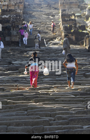 Le Prasat Khao Phra Wihan ou Preah Vihar, cambodgien nom, étapes et les visiteurs au temple ruins sur la partie cambodgienne, site historique Banque D'Images