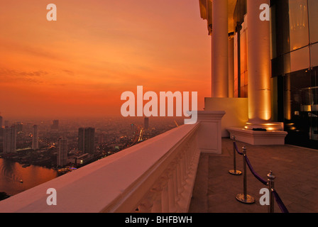 Le dôme au-dessus du Restaurant Sirocco sur haut de l'Etat tour avec vue sur Bangkok, Lebua Hotel, Bangkok, Thailande, Asie Banque D'Images