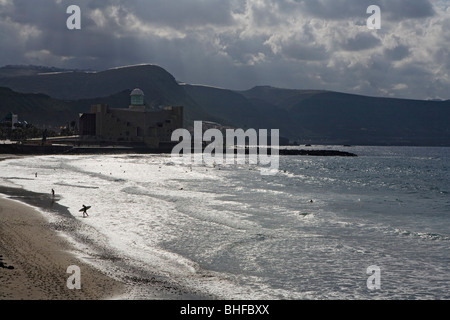 Vue sur les surfeurs sur la plage du Palais du congrès et salle de concerts, Playa de las Canteras, à Las Palmas de Gran Canaria, Gran Banque D'Images