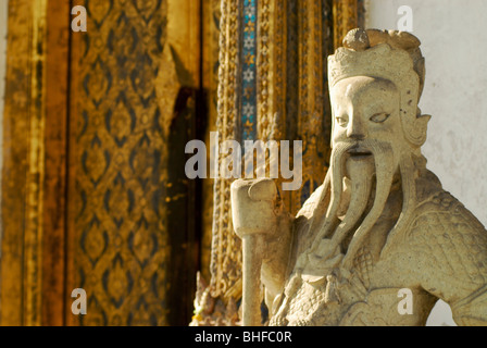 Tuteur chinois figure en face de porte du temple de Wat Suwannaram, Thonburi, Bangkok, Thailande, Asie Banque D'Images