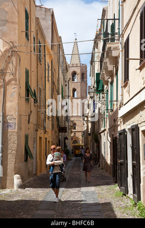 Père avec l'enfant sur son bras à une ruelle de la vieille ville, Alghero, Sardaigne, Italie, Europe Banque D'Images