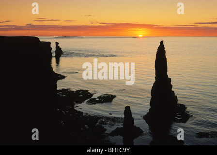 Lever du soleil sur les tas de Duncansby, Duncansby Head, Highlands, Caithness, Ecosse, Grande-Bretagne, Europe Banque D'Images