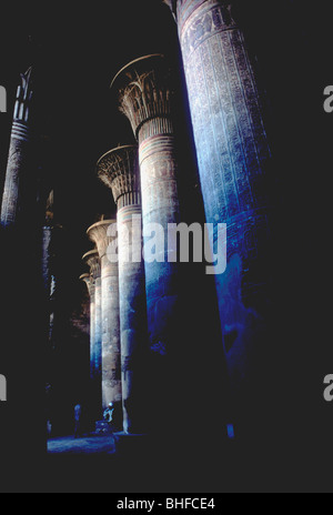 Colonnes de la salle hypostyle, Temple de Khnoum, & ptolémaïque périodes romaines. Artiste : Inconnu Banque D'Images