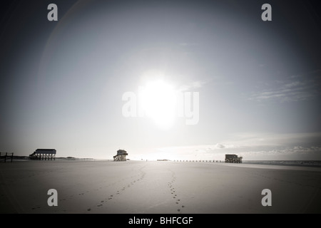 Empreintes sur plage, des maisons sur pilotis en arrière-plan, St Peter Ording, Parc National de la mer des Wadden, Schleswig-Holstein, Allemagne Banque D'Images